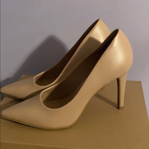 Nude Pumps - Picture 2 of 4